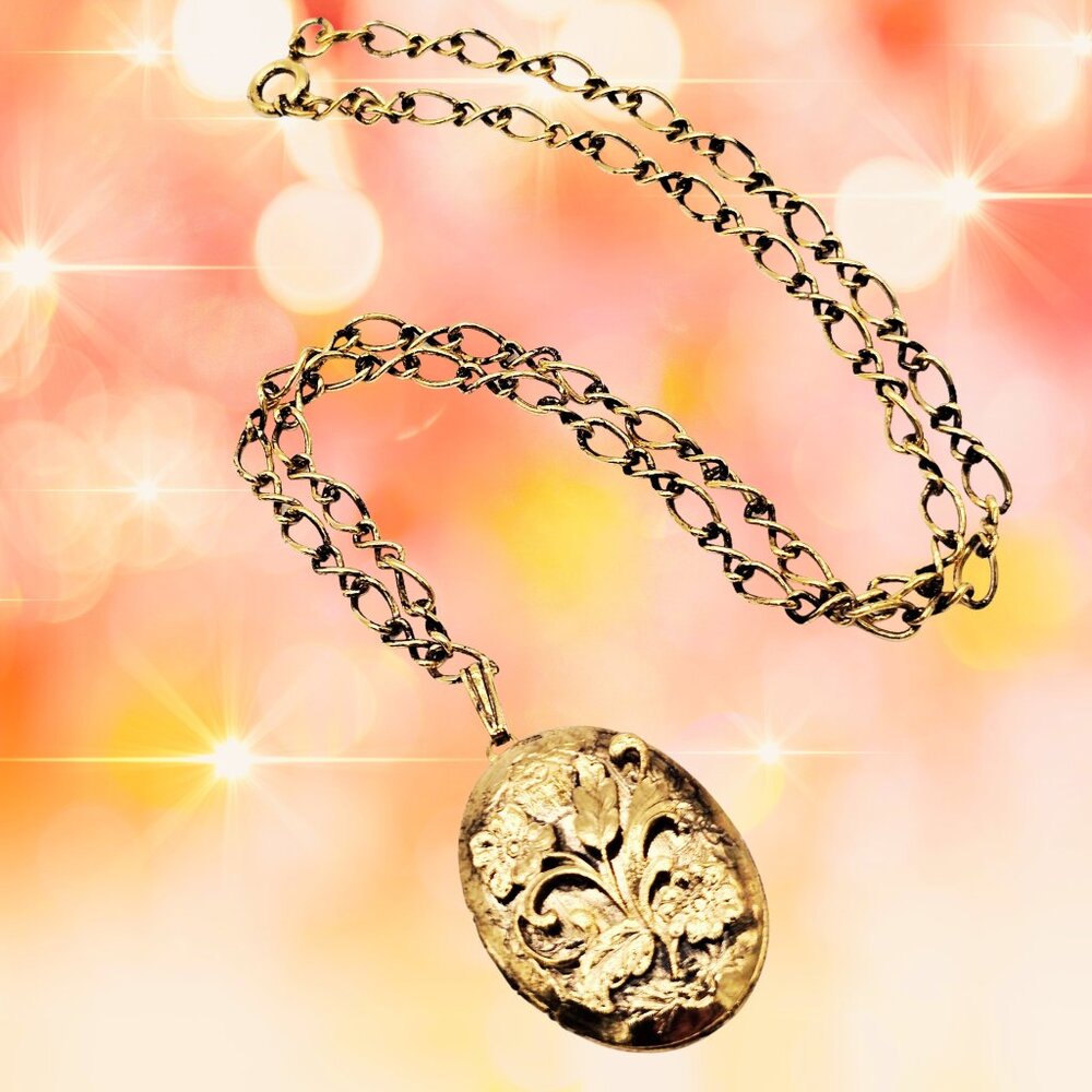 Vintage Style Gold Tone Floral Oval Locket Necklace